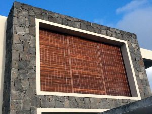 store mauricien teinte teck