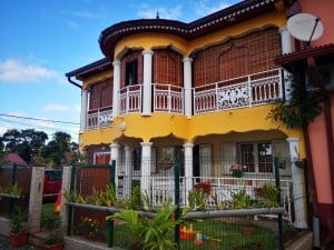 store mauricien teinte teck avec ouverture fenêtre orientale