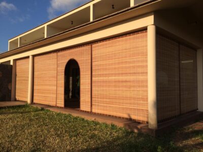 store mauricien bambou sur mesure ouverture porte arrondie